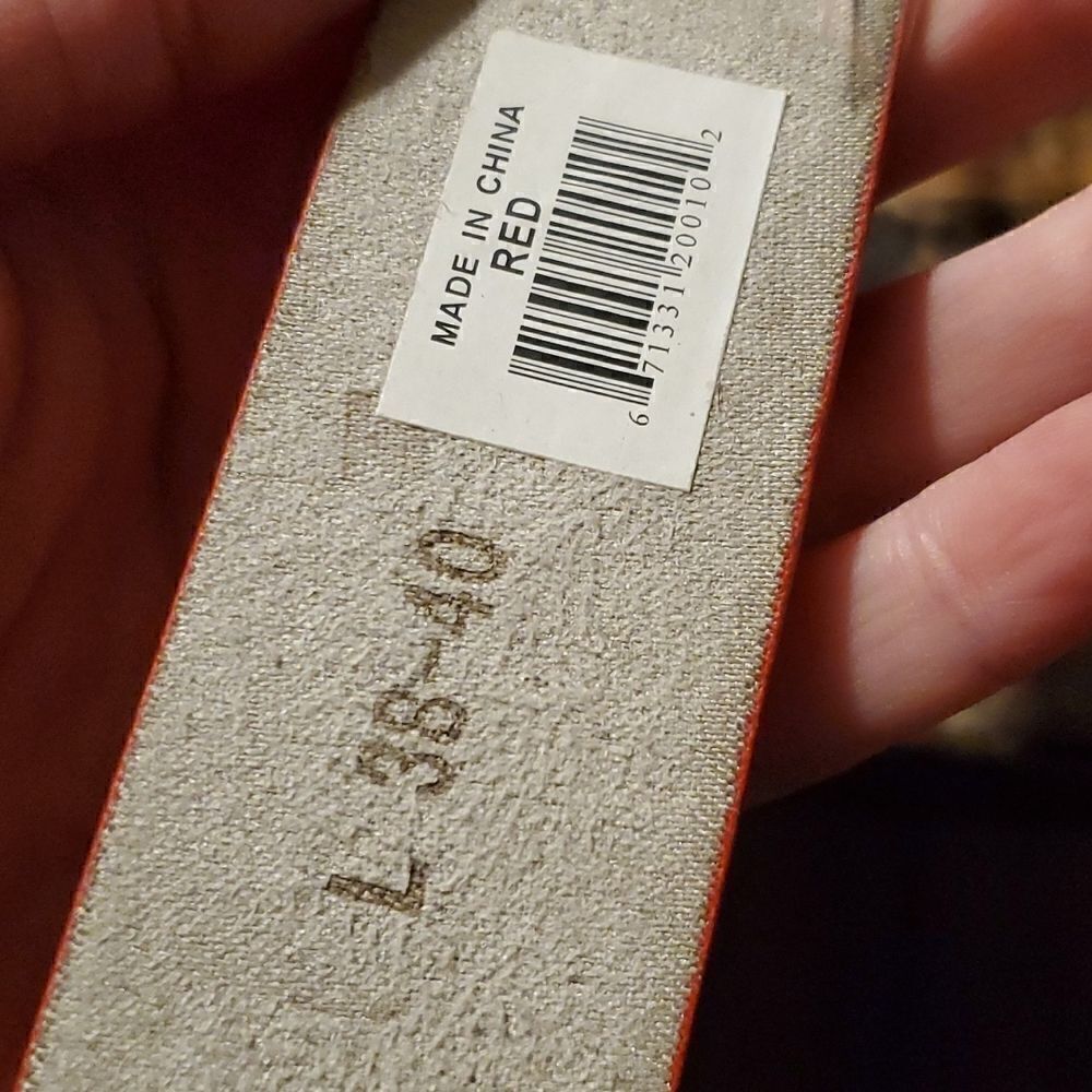 1.5 inch wide red riveted belt - Picture 4 of 4